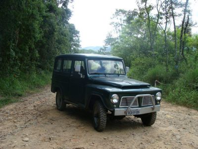 Rural 4x4 em bom estado 