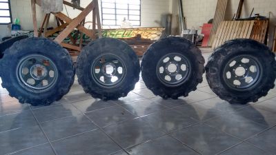 5 pneus cravos sem rodas 