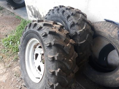 Jogo de pneus com rodas a